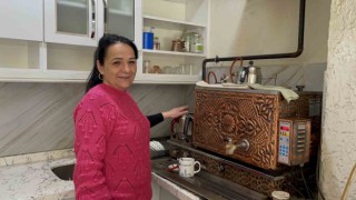 Üç yıl önce devraldığı çay ocağını işleterek geçimini sağlıyor