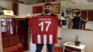 UEFA formasına yaptığı özel tespihle teşekkür etti