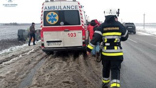 Ukrayna’da yolcu otobüsü şarampole yuvarlandı: 18 yaralı