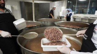 Ümraniyede her gün iftarlıklar evlere tek tek paketlenip götürülüyor