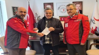 Umre paralarını Kızılaya bağışladılar