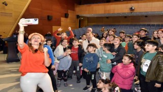 Ünlü yazar ve tiyatrocular depremzede çocukların yüzünü güldürdüler