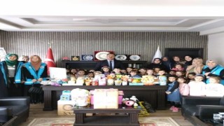 Uşaklı çocuklar depremzede çocuklara hediye gönderdi