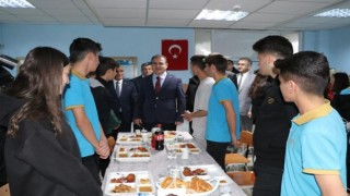 Vali Akbıyık öğrencilerle iftarda buluştu