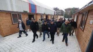 Vali Çelik, Bakan Akar ile birlikte prefabrik çarşıda incelemelerde bulundu
