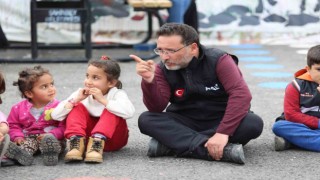 Vali Gökmen Çiçek, Adıyamanda depremzede çocukların oyun davetini kırmadı