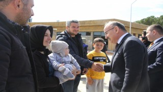 Vali Karadeniz Kuladaki depremzede vatandaşları ziyaret etti