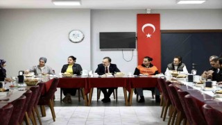 Vali Kızılkaya, depremzede ailelerle kahvaltı yaptı