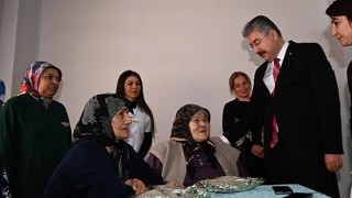 Vali Yılmaz, Huzur evi sakinlerini ziyaret etti