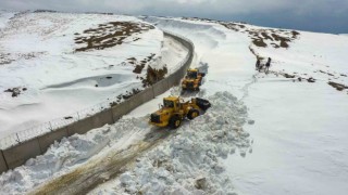 Van Büyükşehir Belediyesinden sınırın sıfır noktasında karla mücadele çalışması