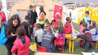 Van Gençlik ve Spor İl Müdürlüğü personeli deprem bölgesinde yaraları sarıyor