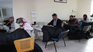 Van Olgunlaşma Enstitüsü depremzedeler için tulum, battaniye ve yelek üretiyor