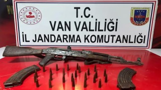 Vanda toprağa gömülü silah ve mühimmat bulundu
