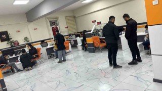 Vanda vatandaşlar nüfus müdürlüklerine akın etti