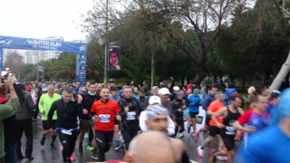 Winter Run İstanbulda yarışmacılar deprem bölgesine yardım için koştu