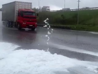 Yağmurla birlikte Tuzla’da yollar köpükle kaplandı