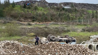 Yaklaşık 70 metre yuvarlanan çöp kamyonundan dışarıya fırladı