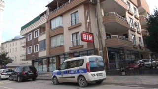 Yalovada projeye aykırı duvar yıkılan binadaki BİM market mühürlendi