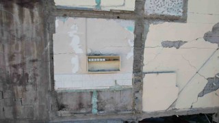 Yıkılan binadan dikkat çeken görüntü: Raftaki fincanlar olduğu gibi kaldı