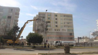 Yıkımı gerçekleştirilen bina, iş makinesinin üzerine devrildi