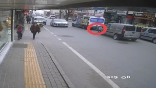 Yolun karşısına geçmek isteyen çocuğa otomobil çarptı