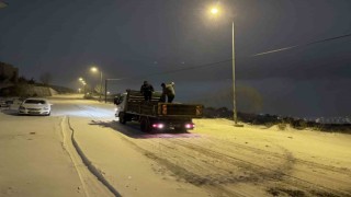 Yozgat Belediyesi ekipleri gece boyunca karla mücadelesini sürdürdü