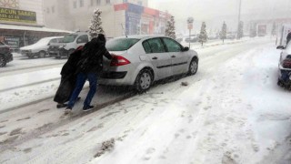 Yozgatta yoğun kar yağışı sürücülere zor anlar yaşattı