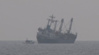 Yük gemisindeki yükler kaydı, gemi yana doğru yattı