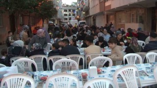 Zeytinburnulular sokak iftarında bir araya geldi