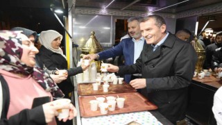 Zeytinburnunda iftarda çorba, yatsıda salep ikramı