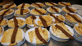 10 çeşit meze ile servis ediliyor: Adana kebap iftarda hem gözü hem de mideyi doyuruyor