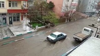 10 dakikalık yağış caddeyi dereye çevirdi