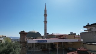 18. yüzyılda yapılan caminin taş minaresi yıkıldı, beton minaresi ayakta kaldı