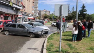 2 otomobil kavşakta çarpıştı: 1 yaralı