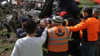 2 saat önce aldıkları otomobille kaza yaptılar: 1i ağır 2 yaralı