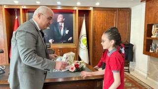 23 Nisanda koltuğu devralan öğrenci Milli Eğitim Müdürünü terletti