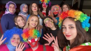 23 Nisanı hastanede geçiren çocuklara palyaço sürprizi