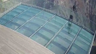 243 metre yükseklikten kendini kayalıklara bıraktı, o anlar kameraya yansıdı