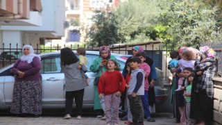 3 katlı binada başlayan yangından çatıya kaçarak kurtuldular