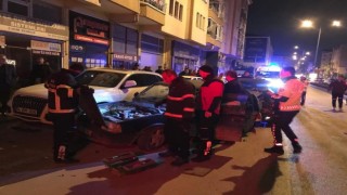 3 otomobile çarpan sürücü olay yerinden kaçtı