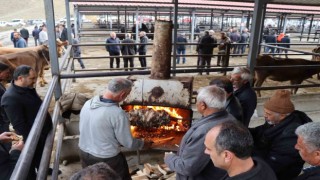 35 yıldır hayvan pazarında cağ kebabı yapıyor