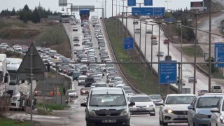 43 ilin geçiş güzergahında trafik kilit: Kilometrelerce araç kuyruğu oluştu