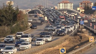 43 ilin geçiş güzergahında trafik kilit: Tatilciler dönüş yoluna geçti