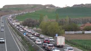 43 ilin geçiş noktasında trafik yoğunluğu: Sürücülerin dikkatsizliği kazaları da beraberinde getirdi