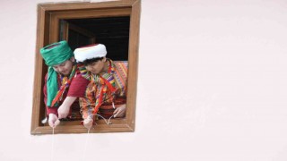 700 yıllık Osmanlı geleneğini yaşatmak için minareden şeker sarkıttılar