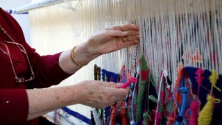 83 yaşında ilmek ilmek halı dokuyor