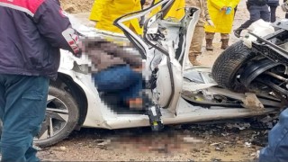 Adanada otomobilin üzerine kaya parçası düştü: 4 ölü