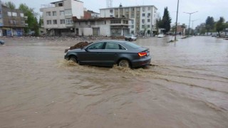 Adıyamanda şiddetli yağış cadde ve sokakları göle çevirdi