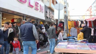 Afyonkarahisarda kurulan bayram pazarında Arife günü yoğunluğu