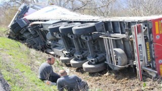 Ağaca çarparak parçalanan ekmek teknesini endişeli gözlerle izledi